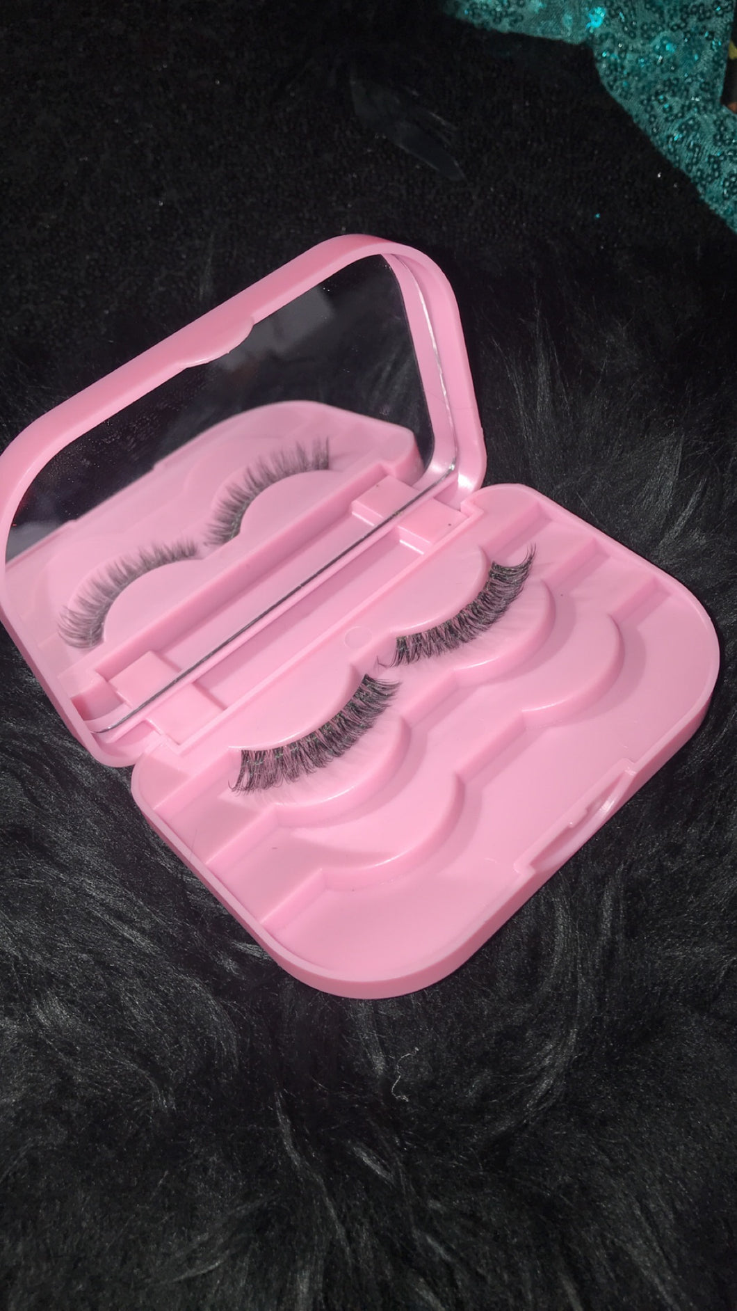 Eyelash holder